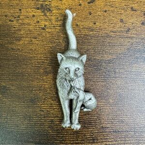 JJ Jonette Jewelry Pewter Cat Brooch Mother Carrying Kitten Articulated Pin